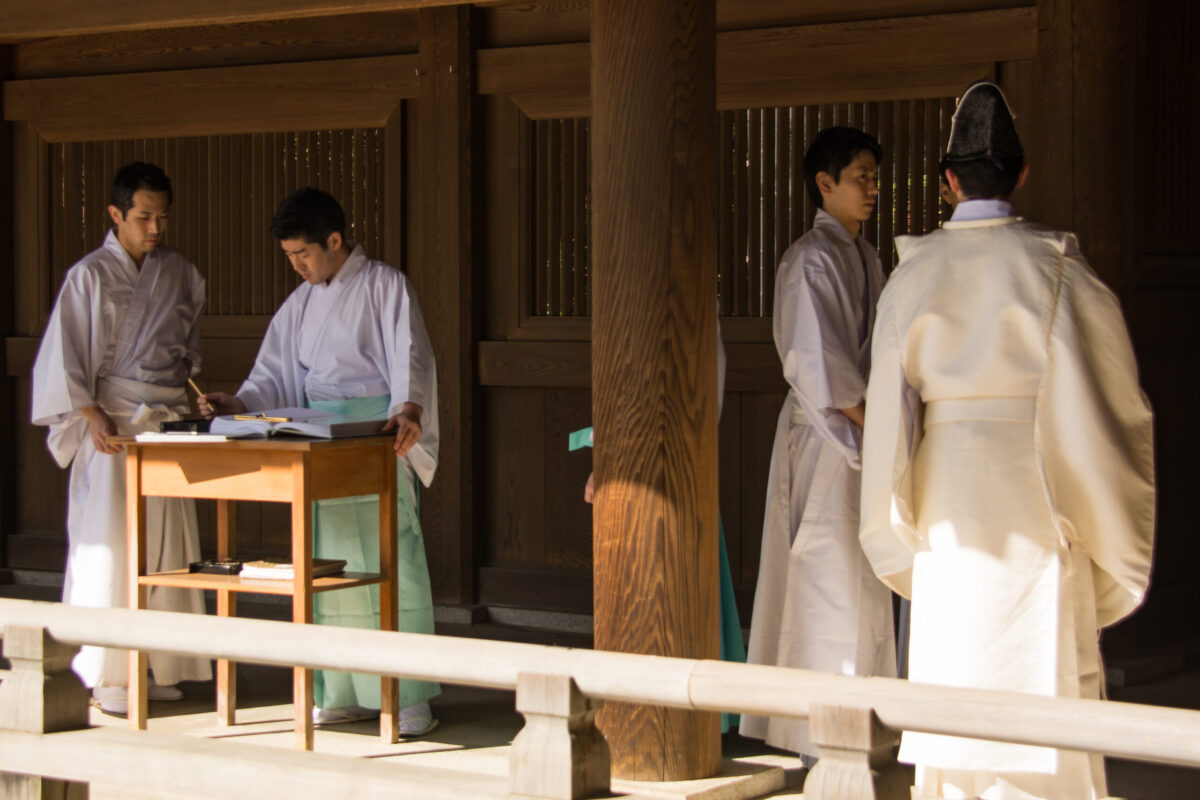 Imaginomades-Japon-Tokyo-temple-shinto-Meiji-jingu-pretres