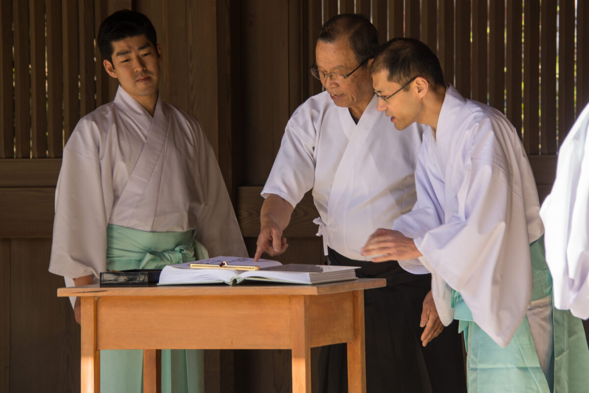Imaginomades-Japon-Tokyo-temple-shinto-Meiji-jingu-pretres-2