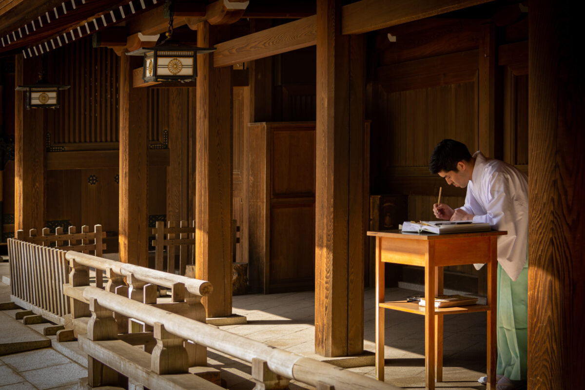 Imaginomades-Japon-Tokyo-temple-shinto-Meiji-jingu-pretre