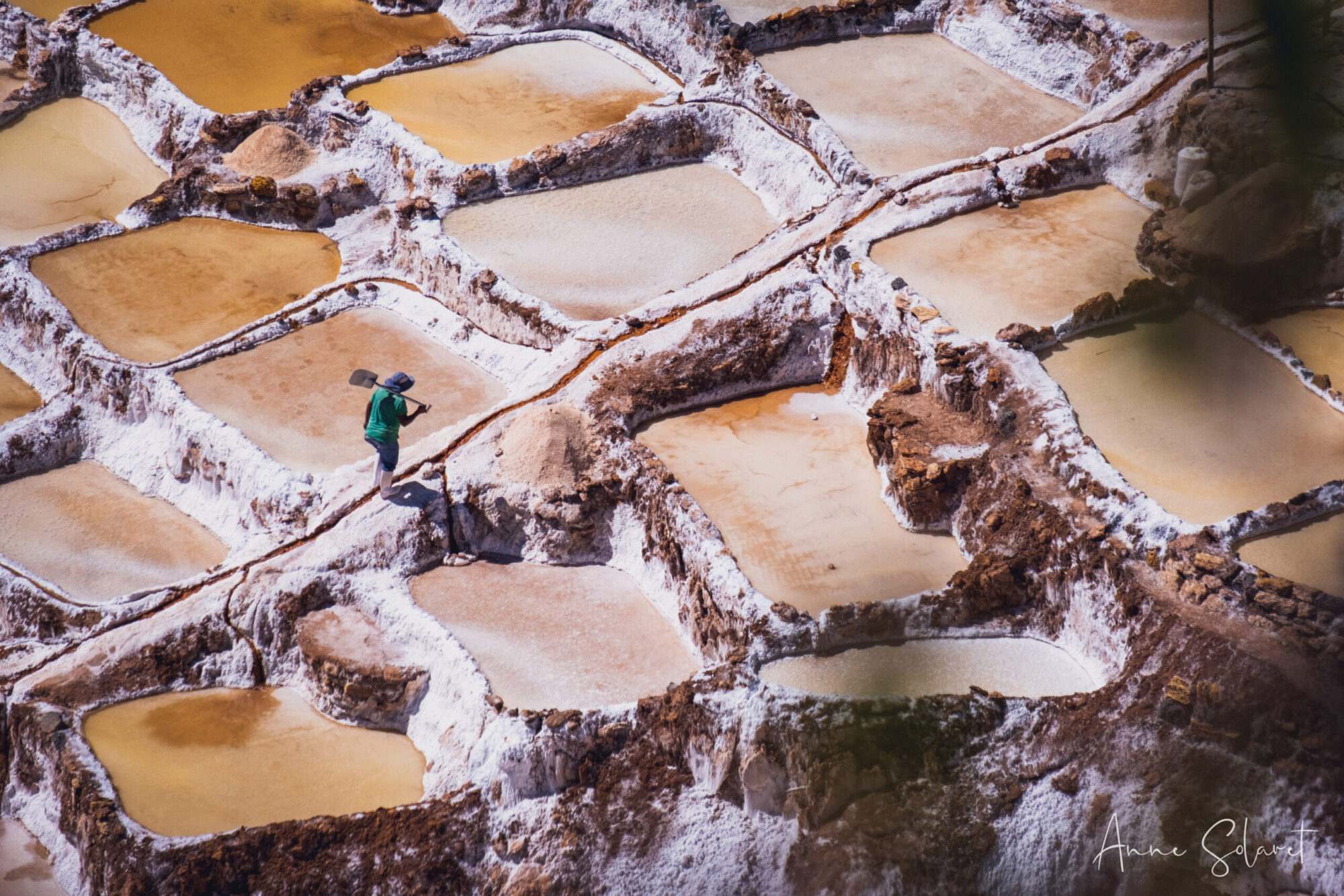 Imaginomades-Pérou-Cusco-Vallée-sacrée-salines-de-Maras-gros-plan-signature