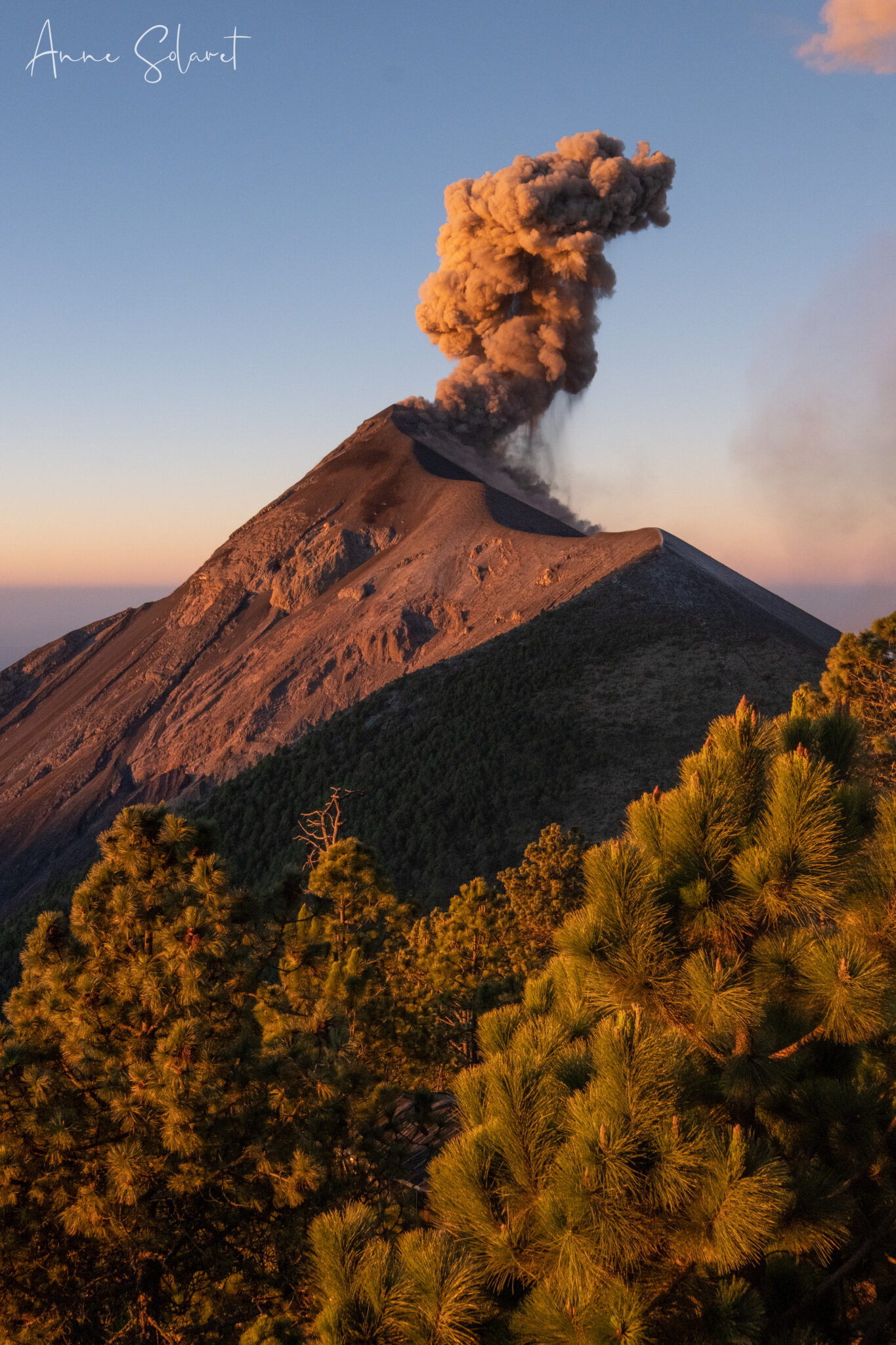 Imaginomades-Guatemala-Acatenango-El-Fuego-volcan-eruption-lever-de-soleil-signature